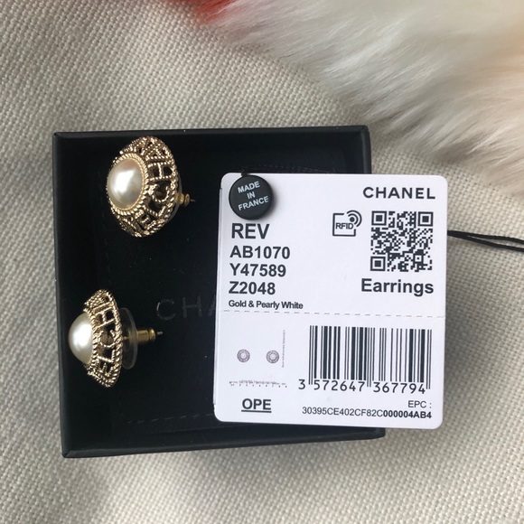 Chanel earrings. - Picture 3 of 6